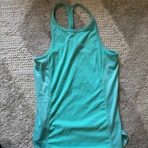 Sleeveless active shirt